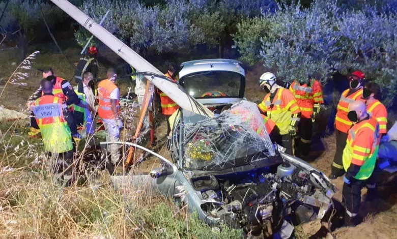 Un poteau électrique en béton chute sur une voiture après un violent accident : deux jeunes hommes grièvement blessés, piégés dans l'habitacle