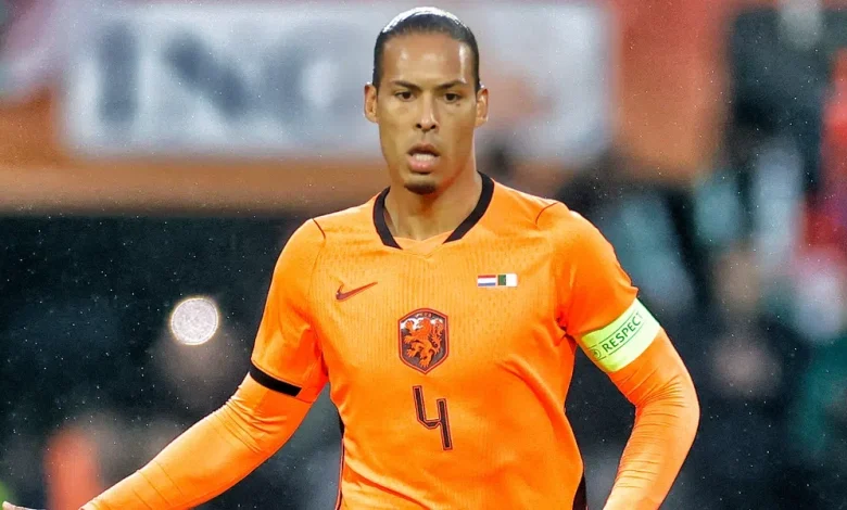 Van Dijk sprak met Koeman over selectie: 'Enorm blij dat hij weer terug is'