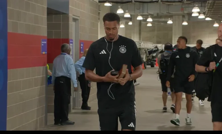 WM 2026: Nationalspieler Felix Nmecha steigt mit Bibel aus dem Bus
