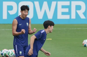 홍명보, 손흥민 벤치 승부수…32강 길목서 오현규 최전방으로