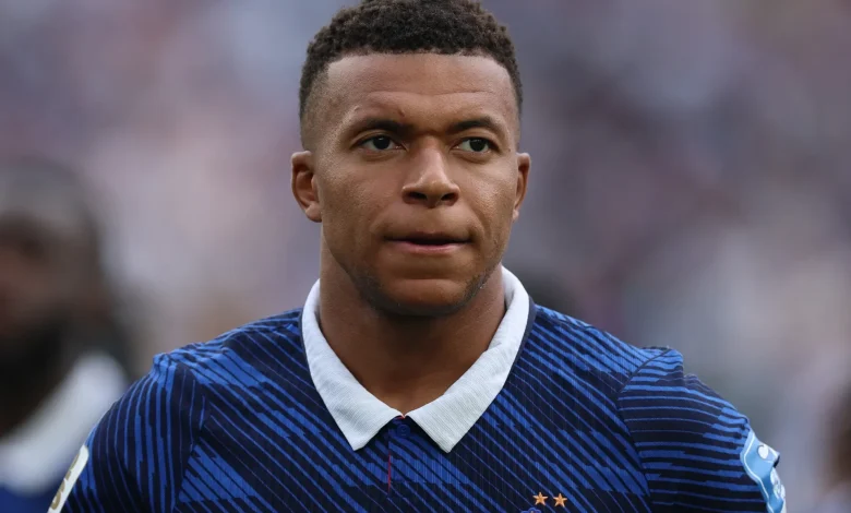 Who is leading the race for the FIFA World Cup 2026 Golden Boot award?